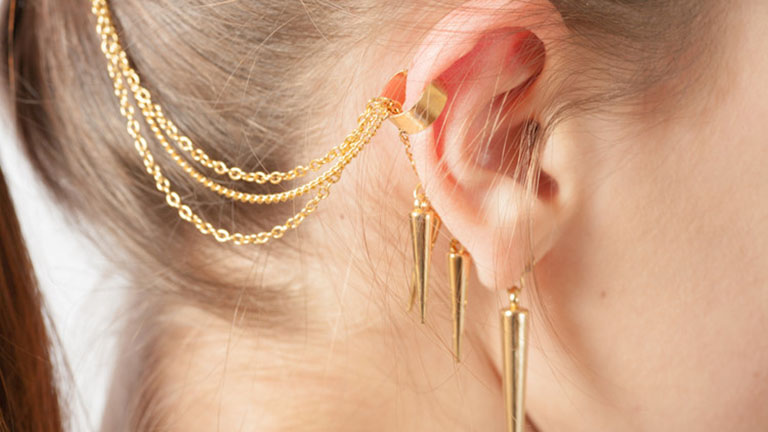 Hạn chế bấm hoặc xỏ khuyên tai khi đang bị viêm sụn vành tai