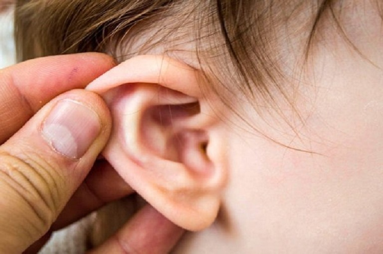 Bác sĩ có thể chẩn đoán bệnh viêm tai giữa thông qua các triệu chứng lâm sàng