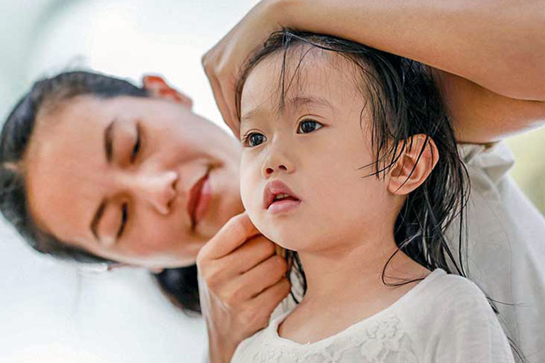 Viêm tai giữa có thể xảy ra ở bất cứ độ tuổi nào, nhưng phổ biến nhất là trẻ nhỏ