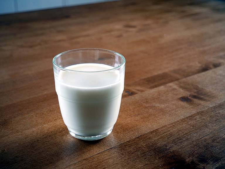 Người bị viêm tai giữa nên ăn gì? Câu trả lời là chà sửa và các thực phẩm làm từ sữa