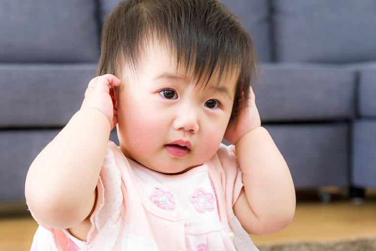 Cha mẹ cần quan sát kỹ để phát hiện viêm tai ở trẻ em