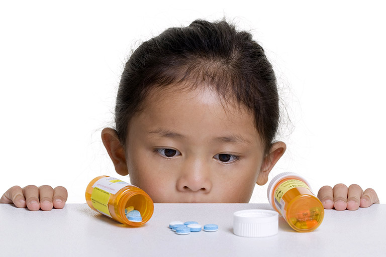 Các thuốc kháng sinh được dùng cho trẻ viêm tai giữa thường là: Amoxicillin, Augmentin, Azithromycin, Cephalosporin thế hệ I, II và III