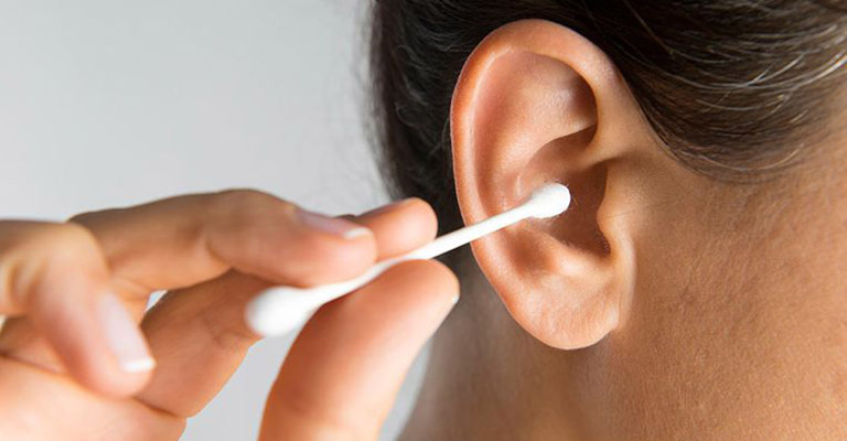 Viêm tai trong có thể hình thành do người bệnh sử dụng vật dụng lấy ráy và làm xước tai