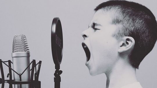 Lạm dụng giọng nói quá mức có thể khiến viêm thanh quản cấp tái phát nhiều lần