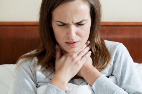 Viêm thanh quản cấp để lâu không điều trị có thể dẫn tới các biến chứng như viêm khí phế quản, viêm phổi, gây khó thở nặng nguy hiểm đến tính mạng.