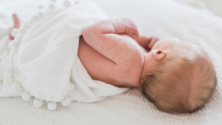 Nhiều trẻ sơ sinh bị viêm tiểu phế quản cũng có thể bị thêm viêm tai giữa