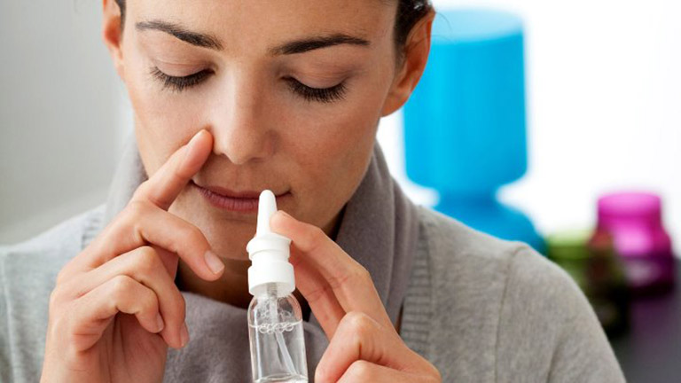 Vệ sinh mũi hàng ngày với nước muối sinh lý giúp sát khuẩn