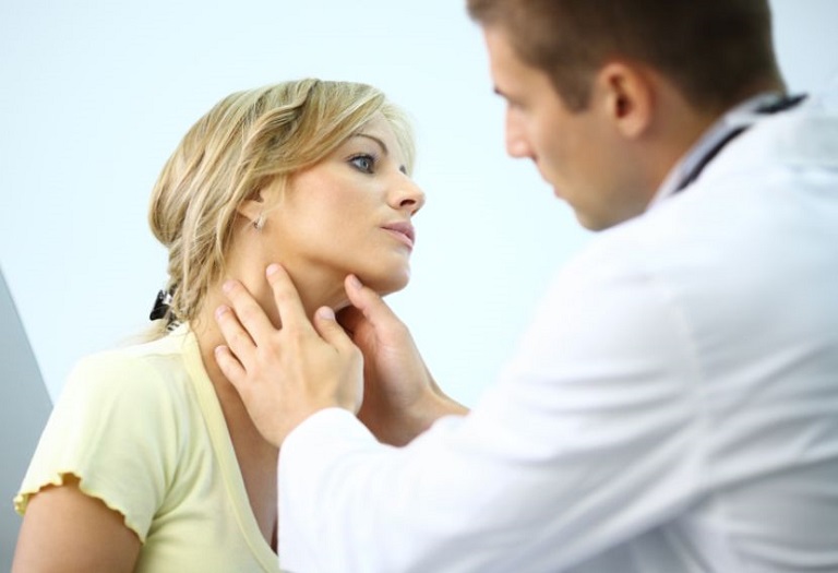 Trước khi tiến hành điều trị cần thăm khám để chẩn đoán chính xác tình trạng vòm họng nổi cục