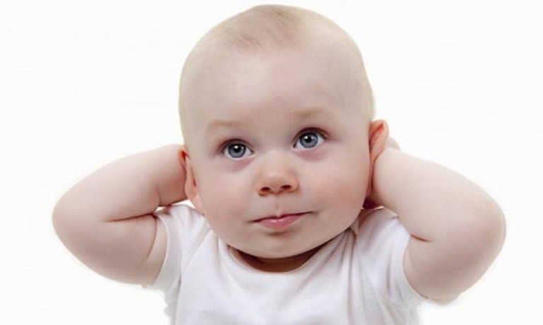 Trẻ sơ sinh bị rụng tóc xuất phát từ nhiều nguyên nhân, do bệnh lý hoặc không do bệnh lý