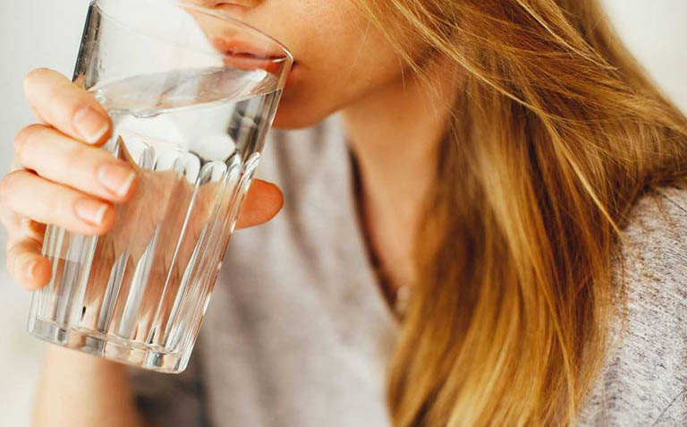 Uống từ 2,5 - 3 lít nước mỗi ngày
