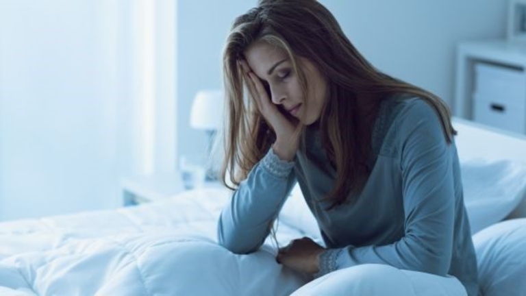 Mất ngủ gây ra nhiều ảnh hưởng xấu đến sức khỏe, người bệnh không được chủ quan trong điều trị