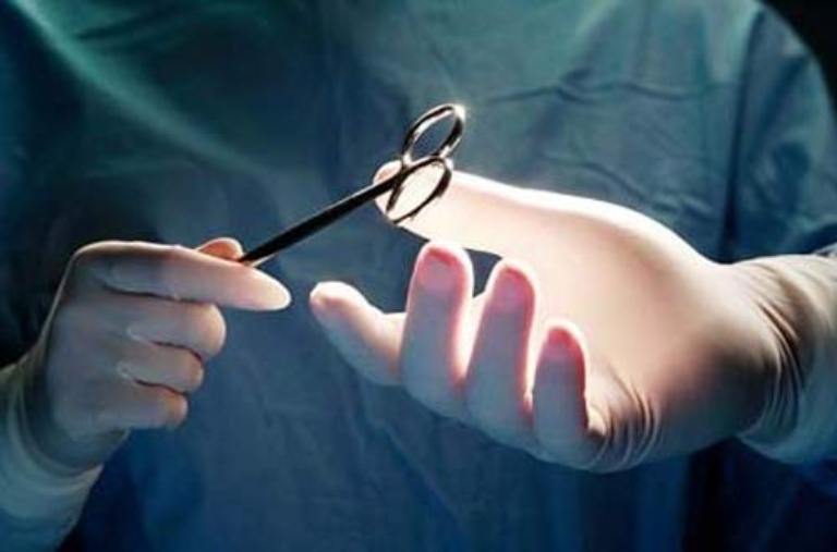 Phẫu thuật cắt trĩ tiềm ẩn nhiều rủi ro không mong muốn, gây ảnh hưởng xấu đến sức khỏe
