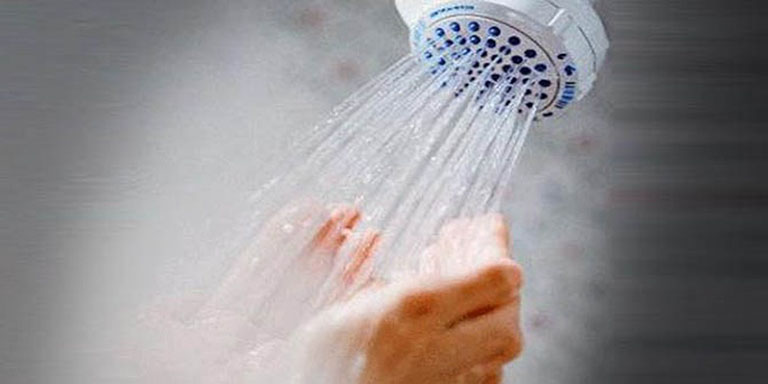 Chữa đau dây thần kinh tọa tại nhà bằng cách tắm nước ấm