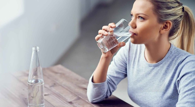Uống nhiều nước để giảm ngứa 