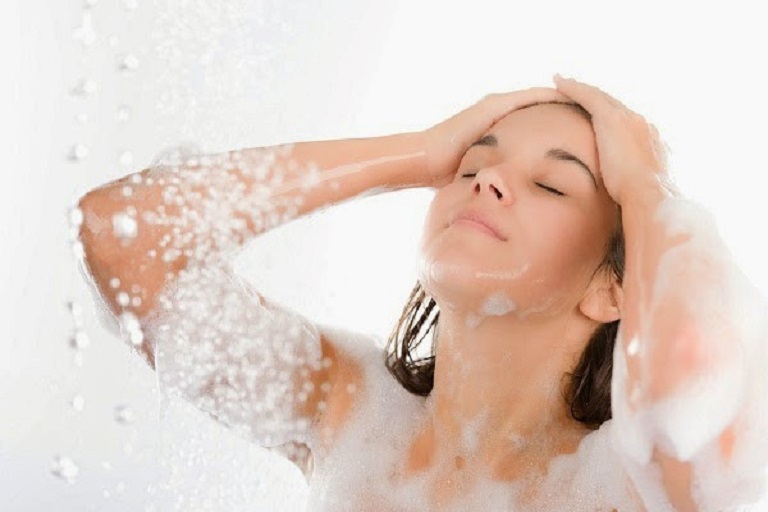 Khi bị hắc lào bạn nên tắm rửa thường xuyên bằng nước ấm