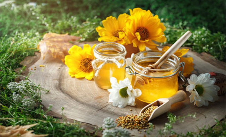 Pha mật ong với trà hoa cúc uống vào mỗi buổi tối trước khi đi ngủ giúp ngủ ngon hơn