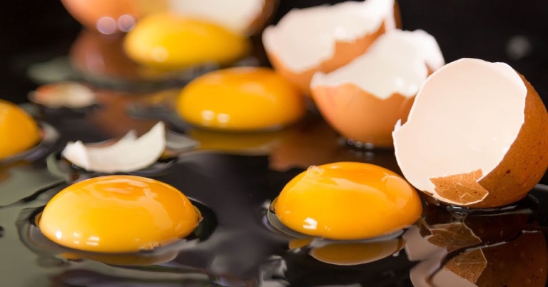 Lòng đỏ trứng gà có tác dụng bổ thận tráng dương, giúp nâng cao sức khỏe sinh lý nam