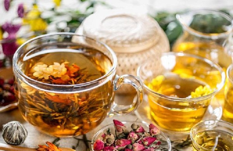 Uống trà thảo mộc như atiso, trà hoa cúc, trà nhài, trà xanh,...
