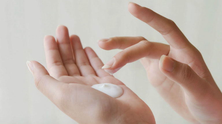 Kem bôi da là một trong những loại thuốc trị dị ứng nước phổ biến