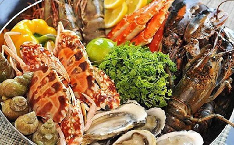 Hải sản là nhóm đồ ăn nên kiêng vì dễ gây kích ứng