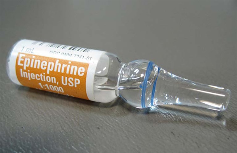Tiêm epinephrine khi dị ứng trở nặng