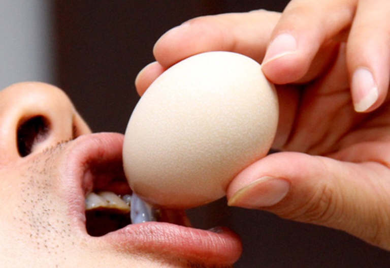 Nam giới không nên dùng trứng sống chữa yếu sinh lý quá nhiều để tránh ảnh hưởng xấu đến sức khỏe