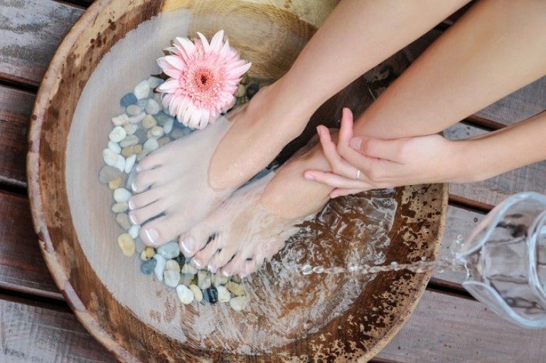 Ngâm chân trong nước ấm giúp kích thích tuần hoàn máu và giảm đau