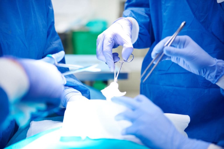 Phẫu thuật loại bỏ gai cột sống được áp dụng cho những trường hợp bệnh nặng