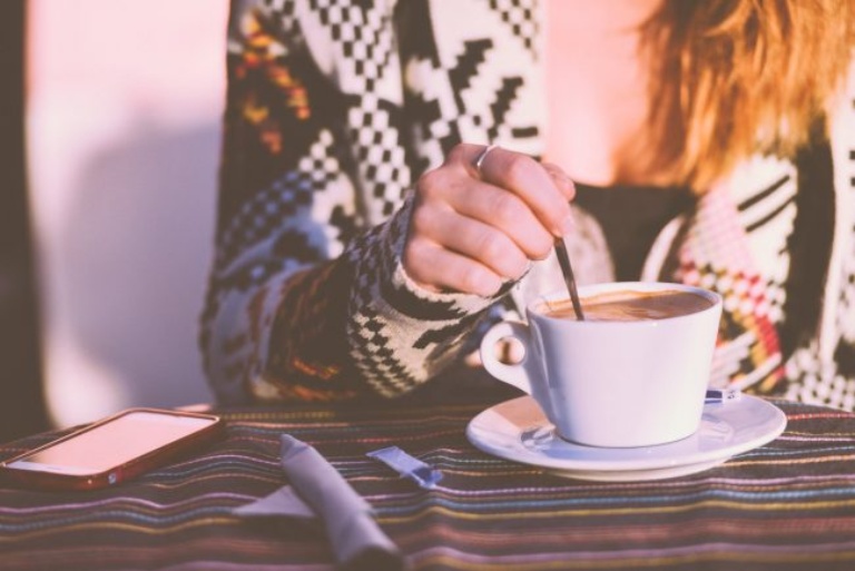 Thích uống cà phê cũng là một trong những dấu hiệu nhận biết phụ nữ có sinh lý cao