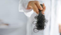 Tóc rụng trên dưới 100 sợi mỗi ngày là điều bình thường