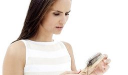Nếu các mẹ bị rụng tóc sau sinh quá nhiều, cần đến gặp chuyên gia để tìm hiểu thông tin