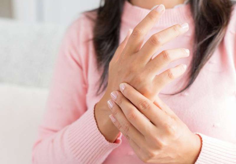 Bệnh gây ra triệu chứng tê bì chân tay khiến khả năng vận động của người bệnh yếu dần