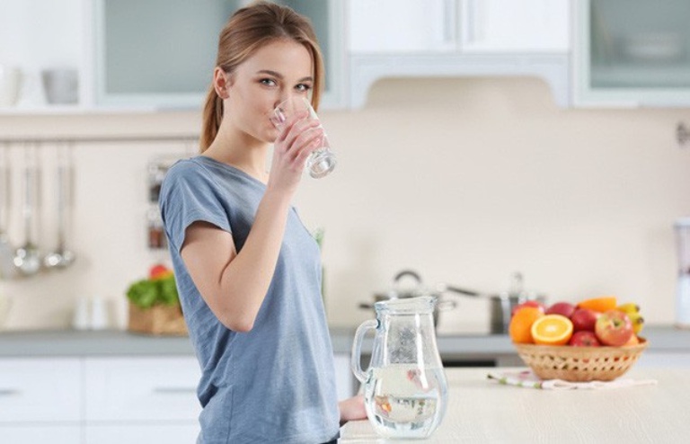 Bổ sung nhiều nước cho cơ thể giúp đào thải acid uric dư thừa thông qua thận