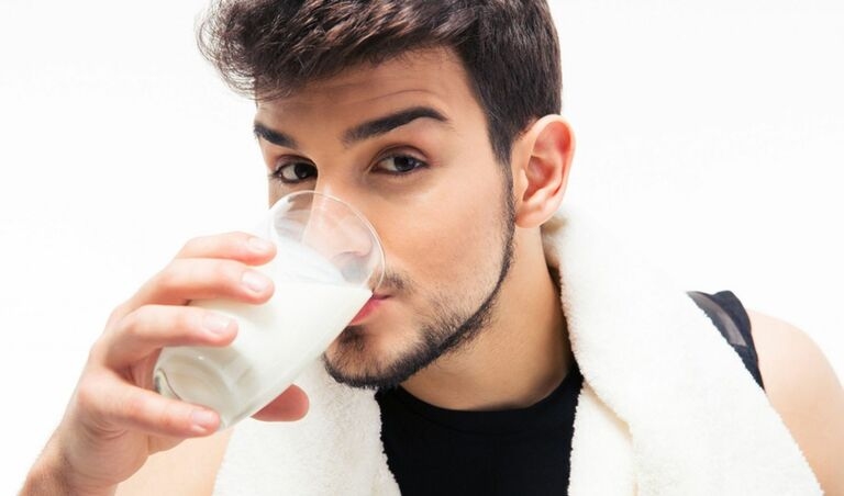 Uống sữa nóng giúp phục hồi thể lực sau khi quan hệ, đẩy lùi mệt mỏi