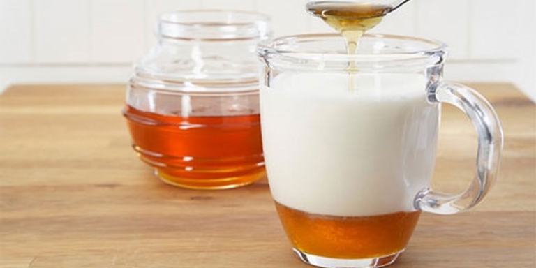 Pha mật ong với sữa ấm để uống vào mỗi buổi tối trước khi đi ngủ giúp tăng cường sinh lý