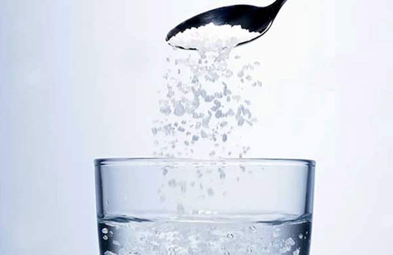 Rửa nước muối pha loãng để giảm triệu chứng đau do viêm nhiễm