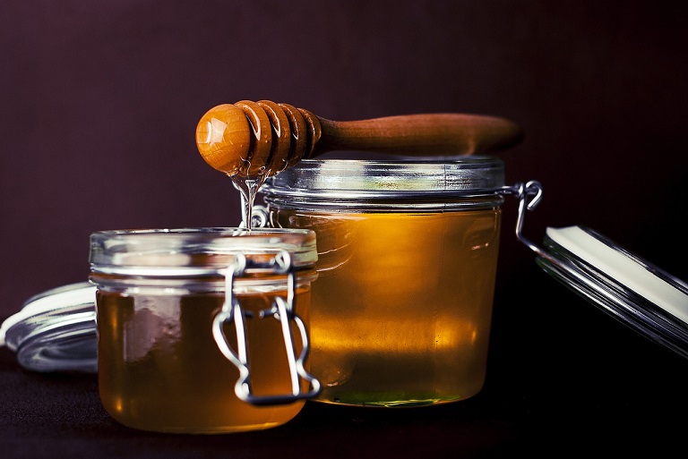 Mật ong, vaseline, nha đam, tỏi,v.v.. có thể giúp mau lành vết thương và mờ sẹo