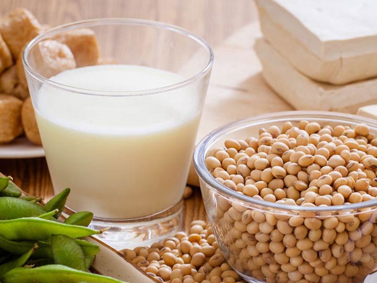 Đậu nành, sữa đậu nành là các sản phẩm cần tránh nếu không muốn bị yếu sinh lý