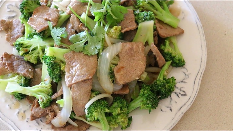 Thịt bò xào bông cải xanh là món ăn cải thiện sinh lý nam giới