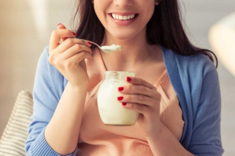 Ăn sữa chua mỗi ngày hỗ trợ điều trị viêm phụ khoa tự nhiên và an toàn