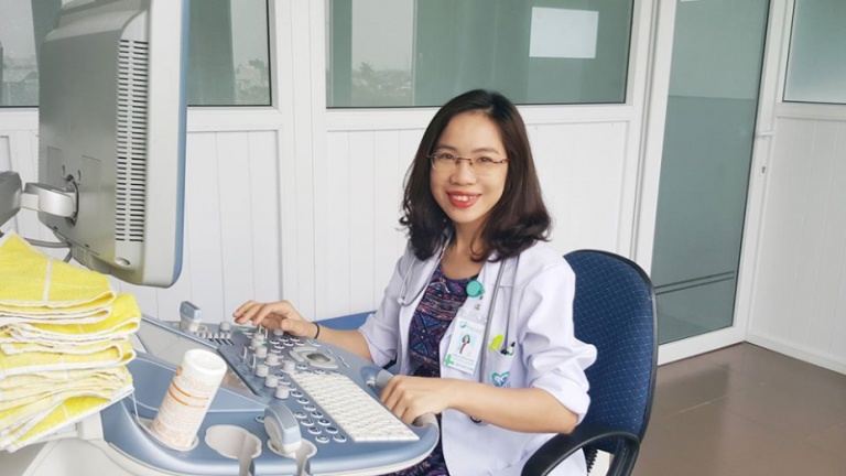 Ths. BS Đồng Thị Hồng Trang thực hiện thăm khám phụ khoa chính tại phòng khám Đa khoa Pasteur Đà Nẵng