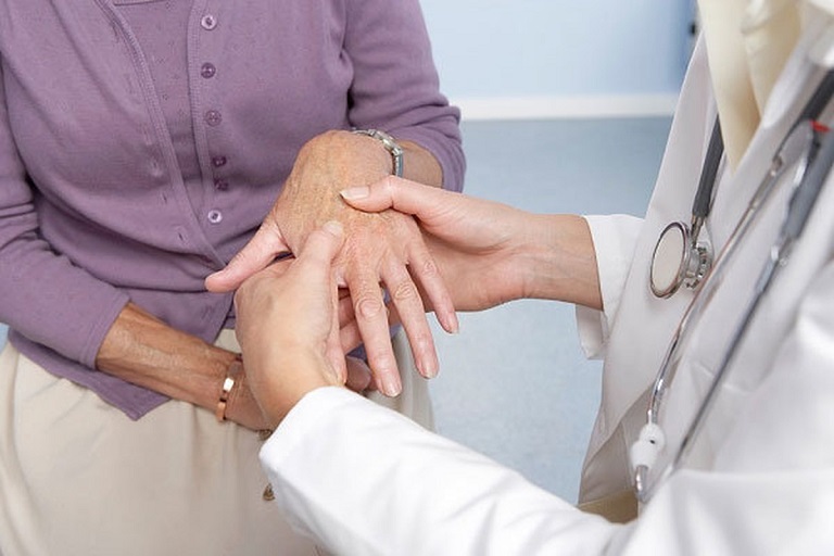 Khi có các dấu hiệu tê bì chân tay liên quan đến bệnh lý, cần đến bệnh viện để thăm khám và điều trị