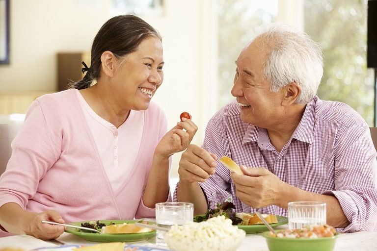 Điều chỉnh chế độ ăn uống và thói quen sinh hoạt ở người cao tuổi giúp giảm các vấn đề về xương khớp