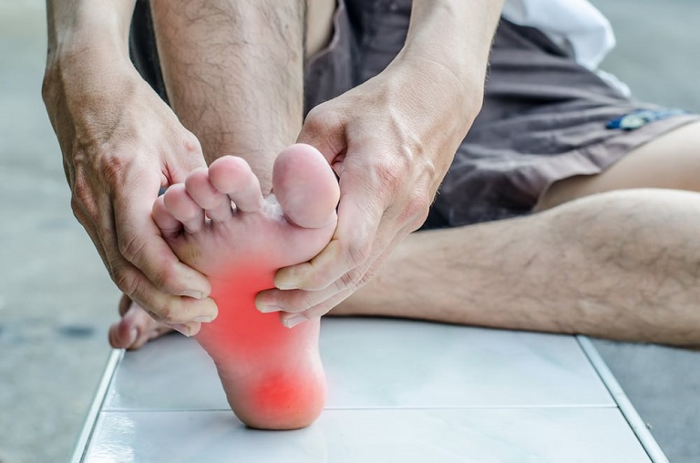 Lòng bàn chân tê đau là dấu hiệu của bệnh gì? Có nguy hiểm không?
