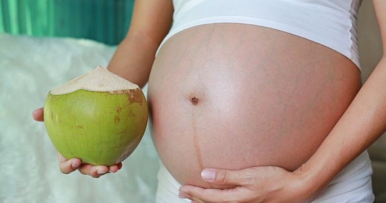Uống nước dừa đúng cách khi đang mang thai