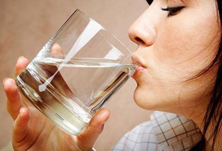 Uống nhiều nước mỗi ngày giúp bù khoáng và nước cơ thể mất đi do tiêu chảy
