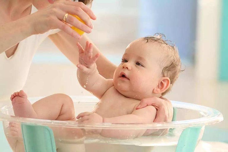 Nên tắm rửa sạch sẽ cho trẻ trước khi bôi thuốc điều trị bệnh lang ben