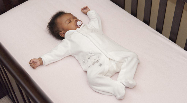 Cách giúp trẻ sơ sinh ngủ không giật mình