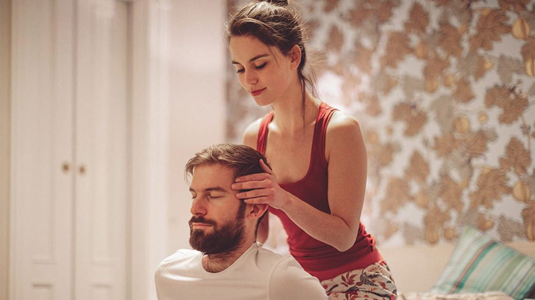 Bạn có thể massage cho bạn tình để kích thích ham muốn tự nhiên