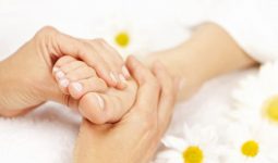 10 cách trị tê chân tay tại nhà đơn giản mà hiệu quả